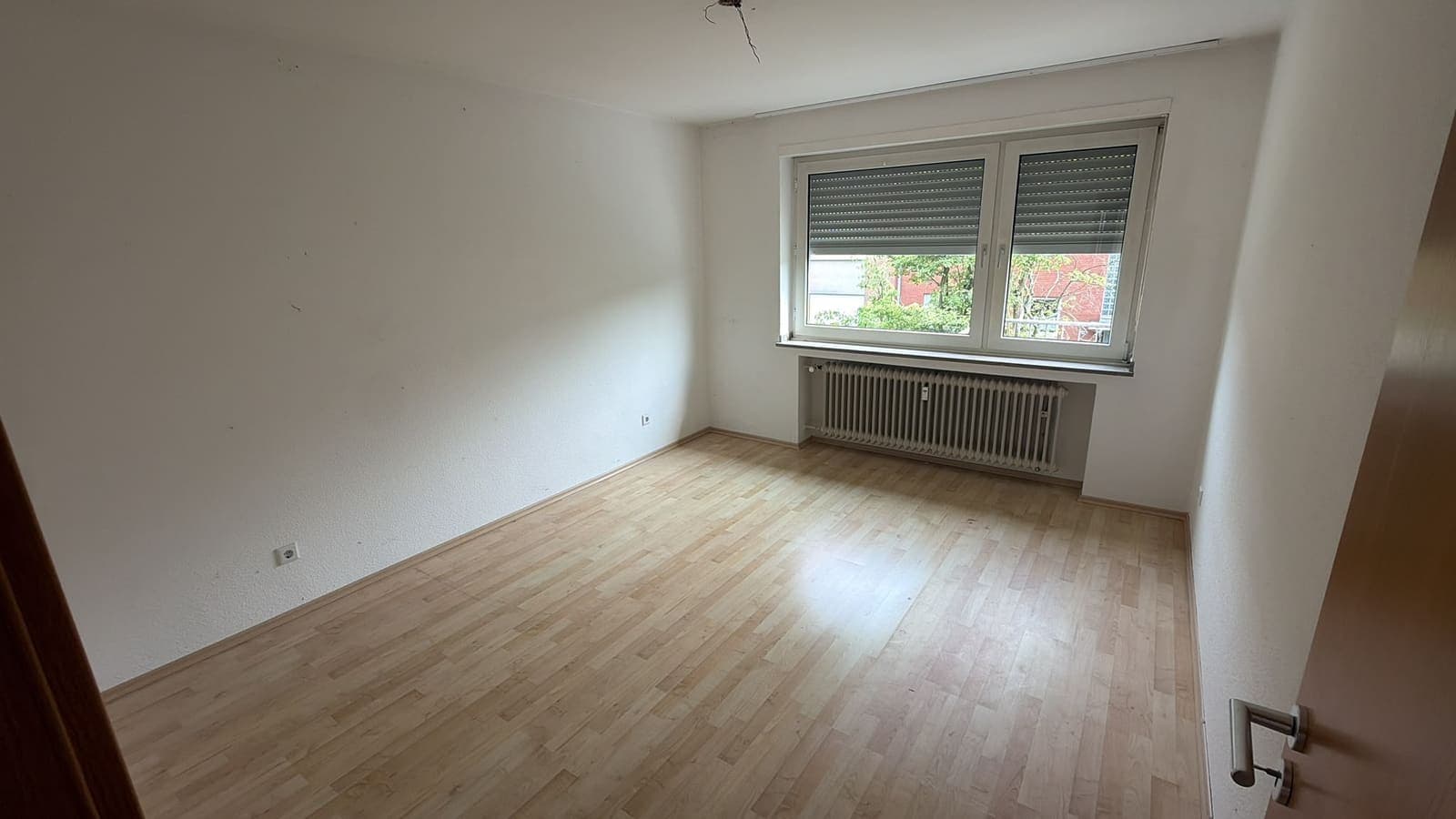 Dasselbe Zimmer nach der Grundreinigung: leer und gereinigt