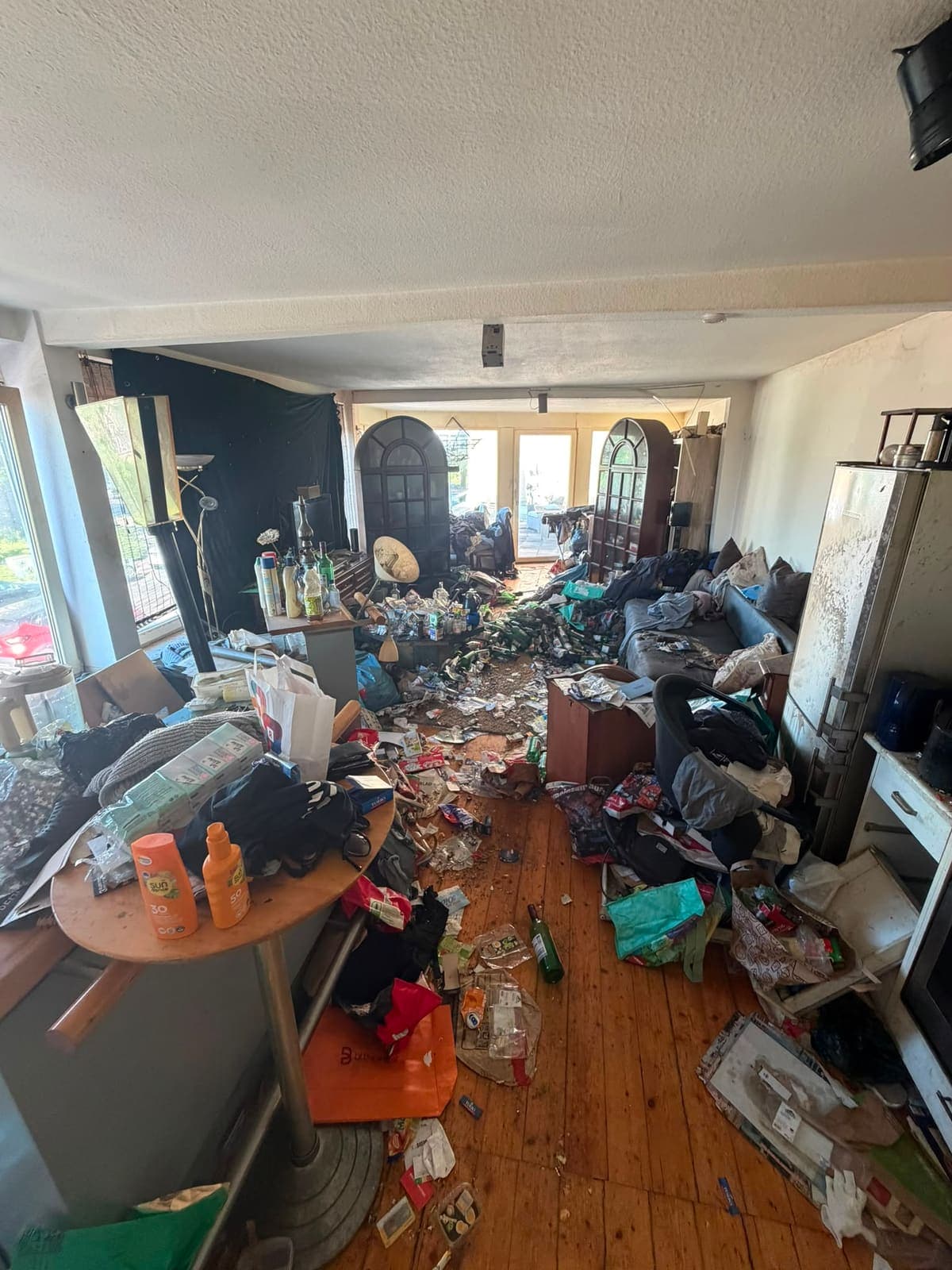 Stark belastetes Wohnzimmer vor der Spezialreinigung